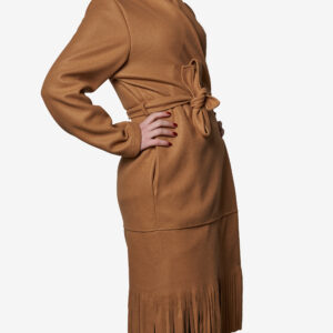Cappotto con frange e cintura sul punto vita